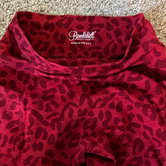 Bombshell Sportswear Red Leopard curve short - Picture 3 of 3